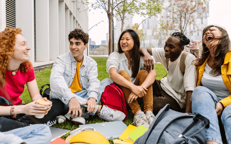 Having an international experience on your master's can lead you to building lasting friendships and memories ©Xavier Lorenzo/iStock